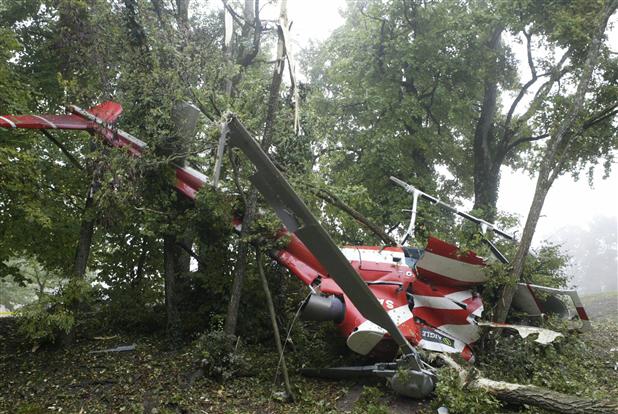 Après avoir rapidement perdu de l'altitude, l'appareil AS350B3 totalement disloqué, s'est immobilisé entre les arbres - Photo P. GLESS