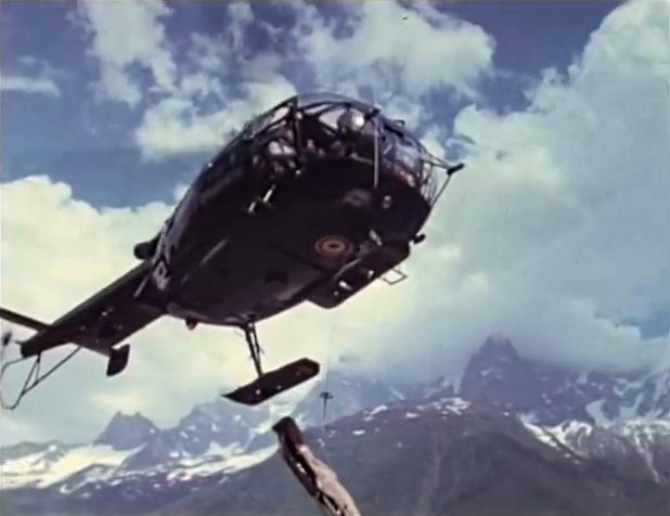 Hélitreuillage de la civière depuis l'Alouette 3 F-MJBL (exercice paroi de Gaillands, au-dessus de Chamonix), le 14 juillet 1978 - Photo DR ECPA