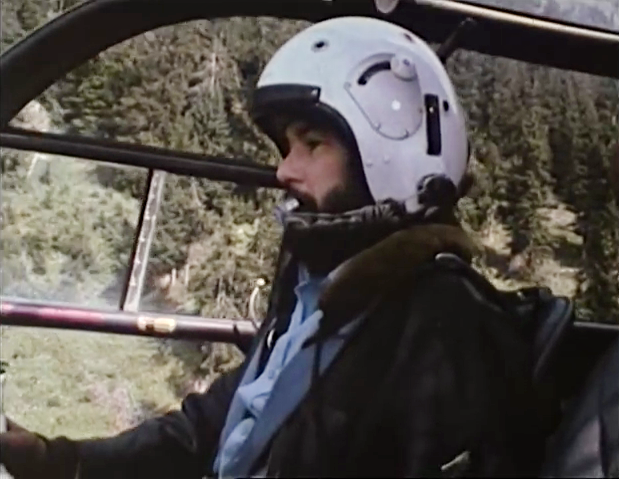 Pilote aux commandes de l'Alouette 3 F-MJBL le 14 juillet 1978 lors d'un exercice de secours sur la paroi des Gaillands - Photo DR ECPA
