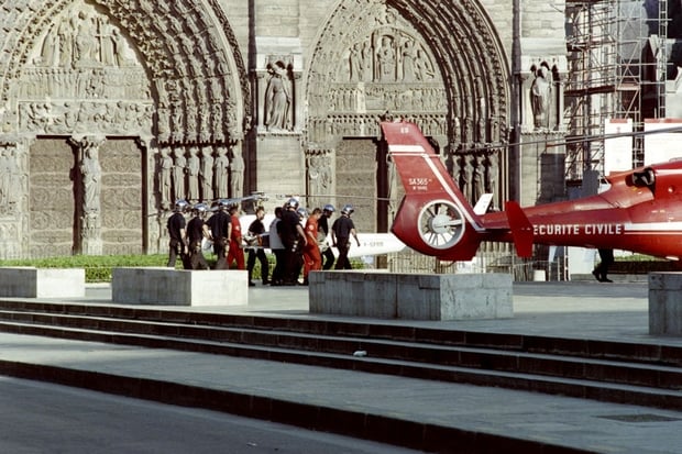 SA 365 Dauphin sur le parvis de l'église Notre-Dame à paris le 25 juillet 1995 - Photo Jack Guez (AFP)