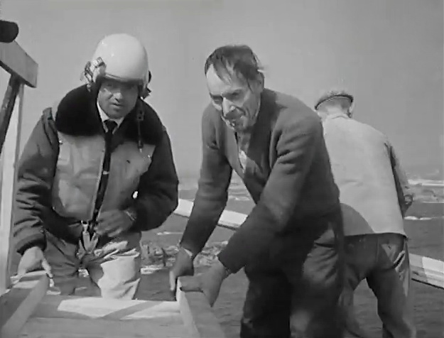 A gauche, le pilote du Bell 47 F-BHMG sur le phare de La Jument en 1959 - Photo British Pathé