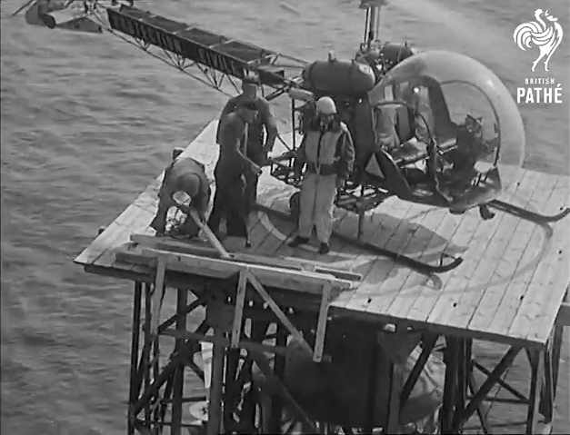 Bell 47 F-BHMG Protection civile sur le phare de La Jument en 1959 - Photo British Pathé
