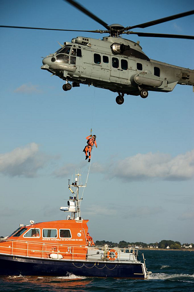 L'EC 725 Caracal en cours d'hélitreuillage - Photo © Philip Plisson