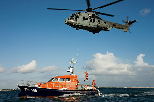 L'EC 725 Caracal survole le canot SNS 158 - Photo © Philip Plisson