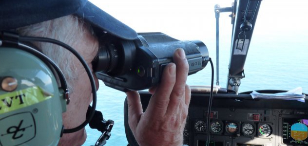 Equipé de jumelles gyrostabilisées, Erick Levignat, le commandant de bord, n'éprouve aucune difficulté à lire le nom des bateaux - Photo lacharentelibre.fr