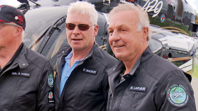 Guy Lafleur (à droite) complètera quelques jours avec l'équipage du Bell 429 C150GO en se rendant jusque dans les provinces de l'Atlantique - Photo Radio-Canada