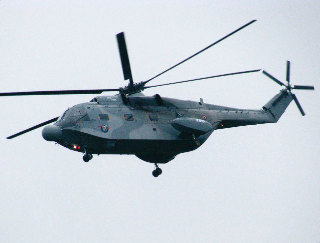 Après quelques évolutions en l'air, l'hélicoptère s'est posé sur un parking de la Base Aérienne 106 et a été acheminé vers le hangar du conservatoire par un tracteur - Photo Olivier Delhoumeau