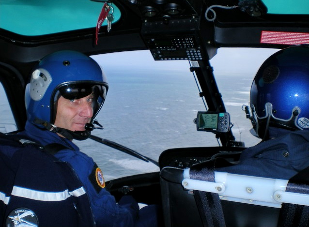 Daniel Leimbacher en place gauche sur AS 350 Ecureuil des FAG - Photo DR FAG