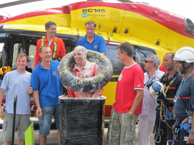 Comme le veut la tradition, à l'issue de son dernier vol, André Demangel a été recouvert d'oeufs, de farine et de champagne par ses collègues.