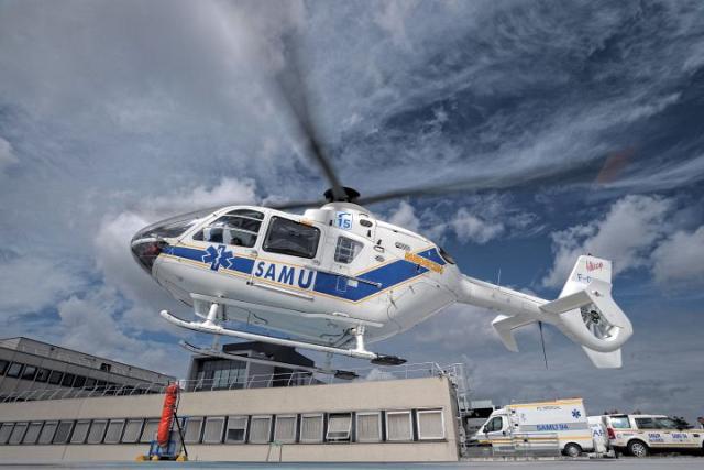 Héliport de l'hôpital Henri-Mondor. L'hélicoptère sanitaire blanc EC 135 permet de rallier les hôpitaux parisiens en moins de vingt minutes et assure aussi des liaisons interhospitalières vers Auxerre, Clermont-Ferrand ou Berck-sur-Mer - Photo DR