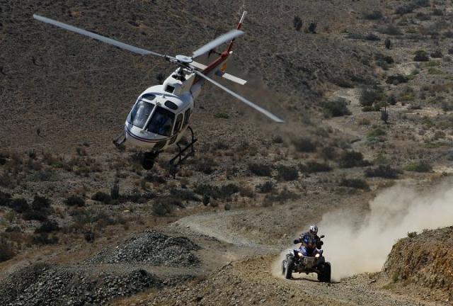 De nombreux hélicoptères circulent dans le ciel argentin et chilien pour suivre la course au plus près et porter assistance aux participants - Photo AP/MARTIN MEIJA