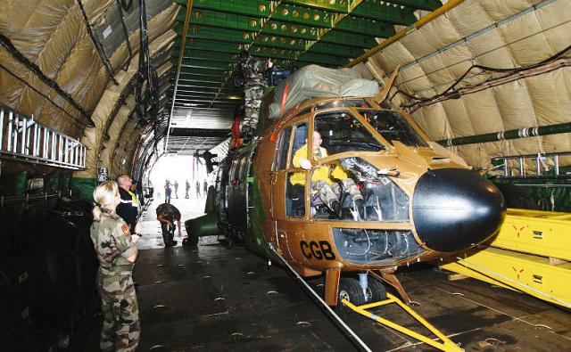 Le Cougar CGB dans la soute de l'Antonov 124 - Photo Guillaume Bonnaud