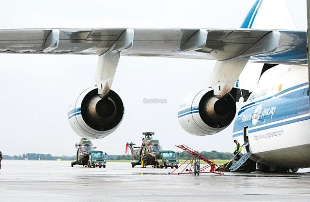 Deux hélicoptères Cougar du 5e RHC ont été chargés hier dans un avion géant. Direction le Mexique - Photo Guillaume Bonnaud
