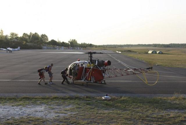 À quelques minutes de l'envol de l'hélicoptère pour un saut à 1 000 mètres - Photo Jean-Baptiste Bernard