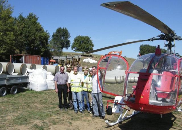 Autour de l'hélicoptère, le pilote, les ouvriers et Francis Saurel, maire de Lescure-Jaoul - Photo DDM, S. D.