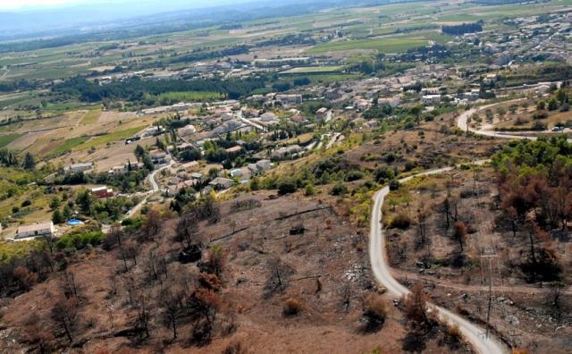 L'attaque contre l'incendie de Caunes-Minervois a avait rendu difficile par la présence d'une ligne moyenne tension - Photo DDM, Jean-Luc Bibal.