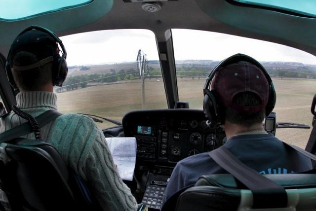 L'hélicoptère longe les lignes par la droite car cet appareil -l'Ecureuil- vire très facilement de ce côté. Il peut aussi faire du vol stationnaire face à un poteau (comme ici) pour détecter plus précisément une anomalie. 