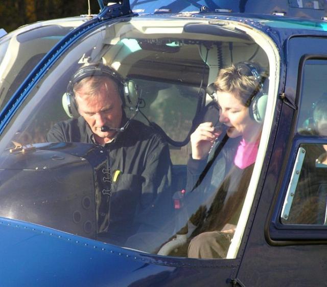 Michel Anglade, pilote professionnel et instructeur, confie les manettes à Marie pour son premier vol en hélicoptère