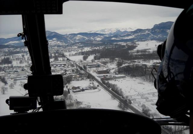 Surveillance du site de la zone industrielle de Lorp-Sentaraille par l'hélicoptère de la gendarmerie. Les gendarmes à bord sont prêts à communiquer aussitôt aux patrouilles au sol tout comportement anormal et à les guider dans l'intervention - Photo DDM