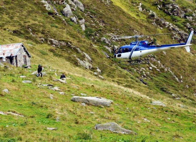 L'hélicoptère permet de déposer les équipes au plus près des cabanes, leur faisant ainsi gagner un temps précieux - Photo DDM Florent Raoul