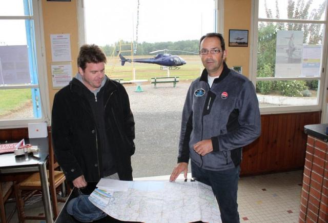 Magnus Nilsson, technicien, et Yann Retault, pilote, photographient les lignes à très haute tension pour RTE, filiale d'ERDF - Photo DDM F.P.