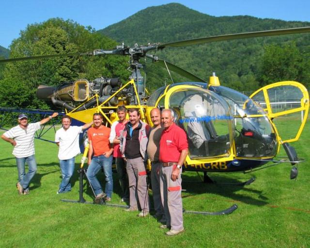 L'hélicoptère de Brice Pagès facilite le transport pour l'entreprise de Fabrice Mur - Photo Gérard Latour.