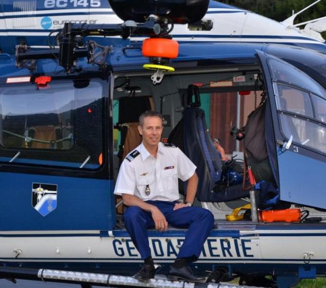 Le capitaine Valette assis dans l'hélicoptère EC 145 du DAG basé sur l'aérodrome de Pamiers-Les Pujols - Photo © Eric Thirion