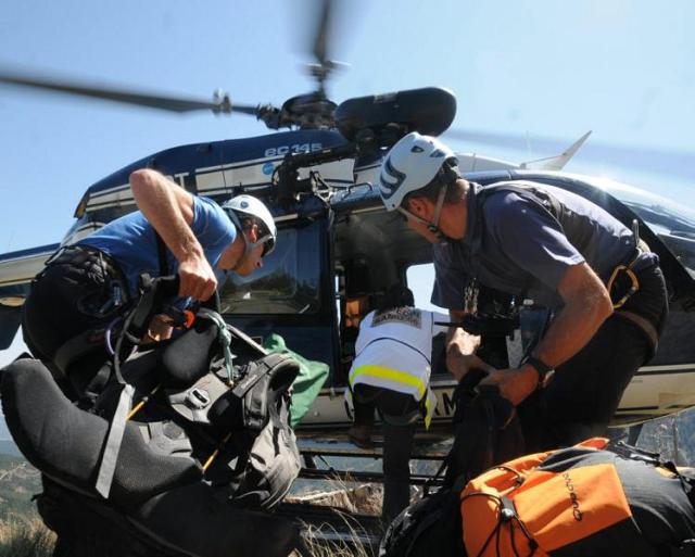 Les militaires du peloton de gendarmerie de haute-montagne, et le médécin du Samu 66, en train d'embarquer dans l'EC 145, sur les hauteurs de Formiguères, où l'équipage ariégeois a été appelé en renfort - Photo © Laurent Gauthey