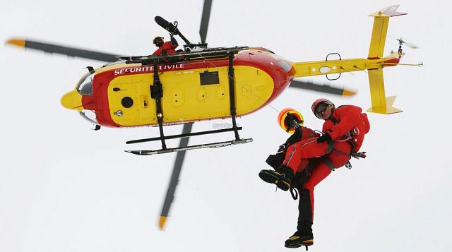 La méthode d'évacuation dite « par le bas » : le sauveteur est descendu par élingue vers le télésiège imm obilisé, d'où les skieurs seront évacués sur corde - Photo Thierry Suire 