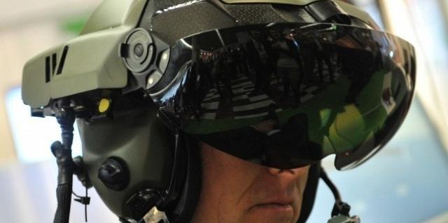 Le casque de pilote d'hélicoptère "TopOwl" fabriqué par Thales - Photo ©LMOREAU PACAPICTURES THALES