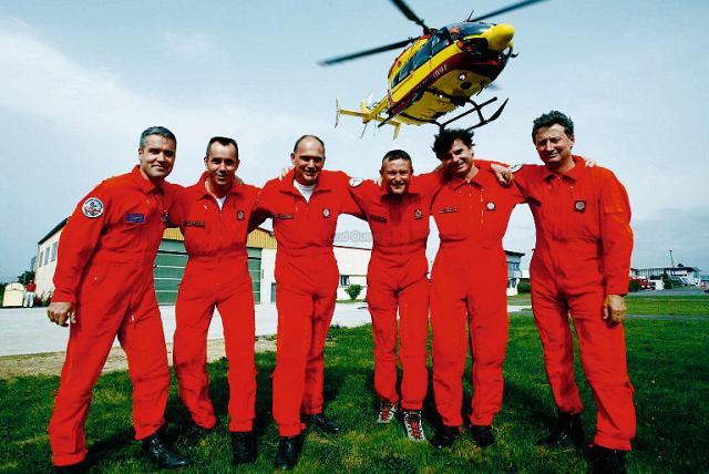 L'équipe de Pau. Deux manquent : ils sont dans l'hélico - Photo Guillaume BONNAUD /Repro Sud