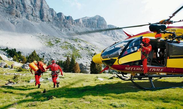 À Lescun, l'équipe de Dragon 64 vient de déposer des pompiers qui partent au secours d'un randonneur blessé à la jambe - Photo Guillaume Bonnaud