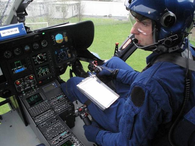 Le pilote aux commandes de l'EC 135. Autoroute A1, hier après-midi. La gendarmerie a couplé contrôles au sol et dans les airs : radar-jumelle qui permet de voir à 600 m si un conducteur n'a pas mis sa ceinture, Subaru pour traquer les grands excès de vitesse et hélicoptère afin de repérer les fautes de comportement… mais la pluie a compliqué sa tâche - LP/C.G./N.R.