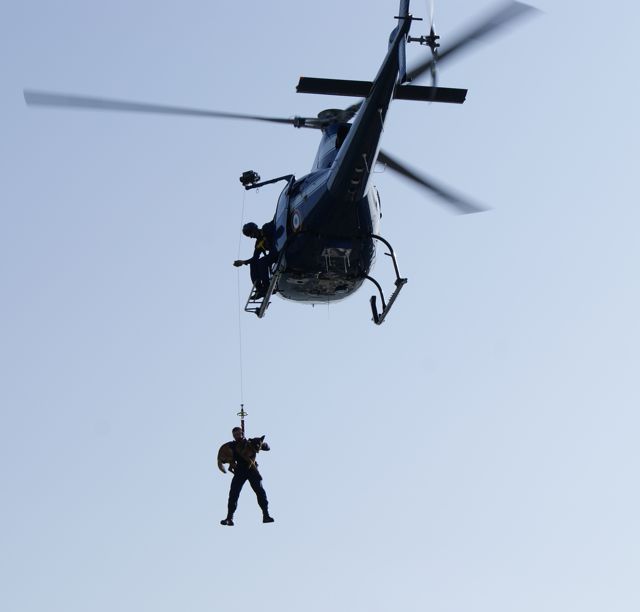 En cours d'hélitreuillage depuis l'Ecureuil F-MJCV ; Sylvain Cornilleau aux commandes du treuil - Photo SARL MACON INFOS 