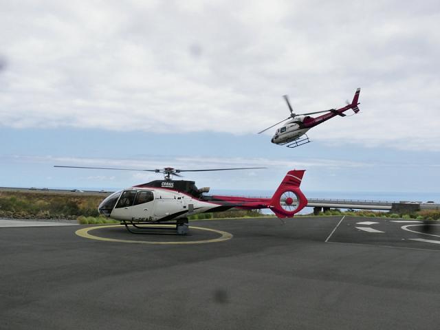 Les deux EC130 B4 (au premier plan) renforcent la flotte de Corail Hélicoptères qui compte déjà quatre Ecureuil - Photo clicanoo.re