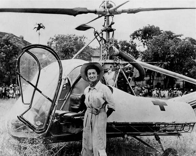 Valérie André a exécuté 129 vols opérationnels et assuré l'évacuation de 165 blessés en Indochine (photo). Elle a ensuite servi en Algérie effectuant plus de 350 évacuations héliportées. Elle fut promue médecin général inspecteur avec le rang de général de division - Photo DR