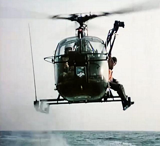 Alouette 2 F-MJAQ Gendarmerie - Préparation récupération par hélitreuillage d'un plongeur, en 1972 - Photo DR ECPAD