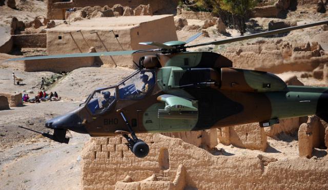Un hélicoptère Tigre de retour de mission, reconnaissable à son canon de 30 mm en tourelle de nez, survole un paisible village. Trois de ces appareils ultrasophistiqués sont en service en Afghanistan depuis cet été. | Photo Thomas Goisque
