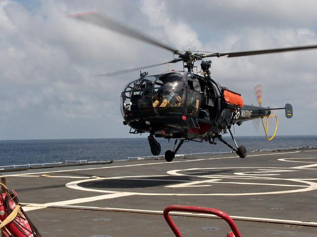 L'a vénérable Alouette III décolle du porte-hélicoptères "La jeanne d'ARc" - Photo © Jean-Michel Bergougniou