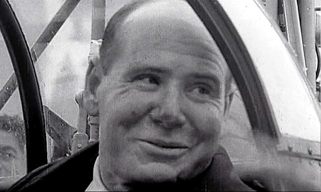 Alexis Santini dans l'Alouette II après sa récupération avant d'être évacué vers l'hôpital de Chamonix, le 11 janvier 1957 (drame Vincendon et Henry) - Photo DR