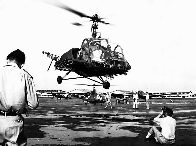Le colonel Alexis Santini au commandes d'un Hiller 360 en vol au-dessus de la Base aérienne de Tan-Son-Nhut Saigon Vietnam en 1953 - Hiller 360 Jean Graffeuil - Photo DR