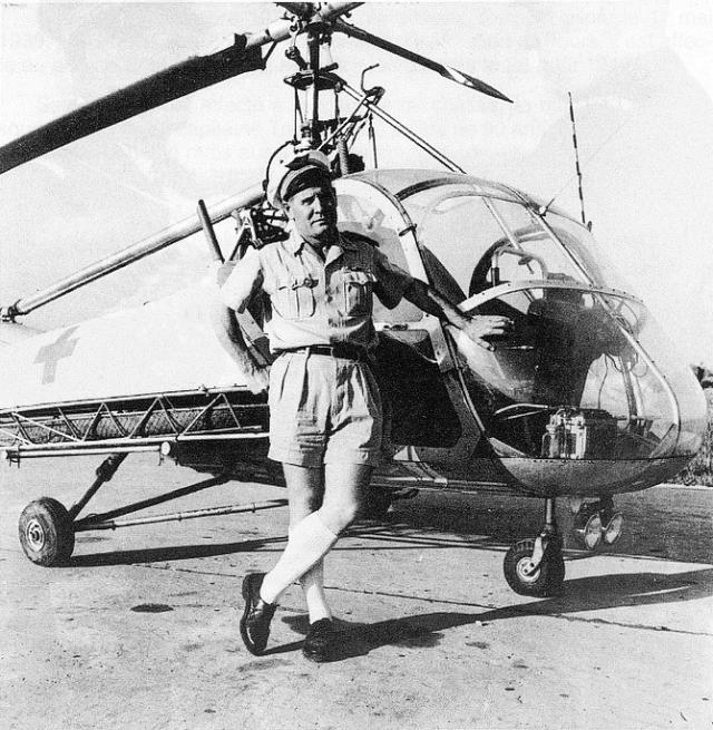 Alexis Santini devant le Hiller 350 F-OAHA (à confirmer) en Indochine 1950 - Photo DR