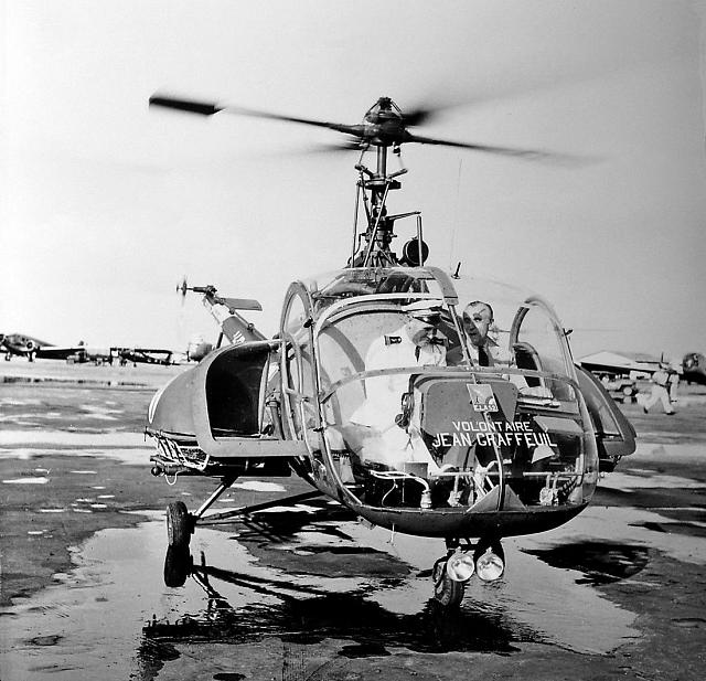 Le colonel Alexis Santini au commandes d'un Hiller 360 sur le tarmac de la Base aérienne de Tan-Son-Nhut Saigon Vietnam en 1953 - Hiller 360 Jean Graffeuil - Photo DR