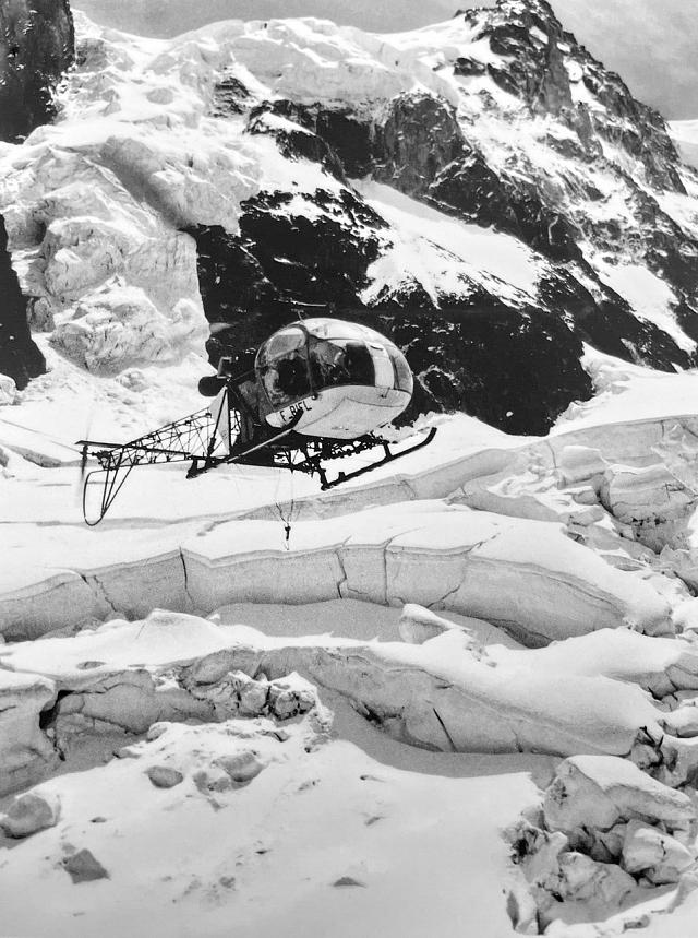 Alouette 2 F-BIFL Helicop-Air en mission sling avec le pilote Serge Cessou, vers 1959 - Photo DR