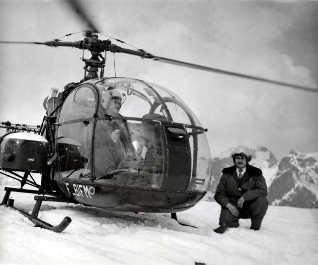 Alouette 2 F-BIFM Protection civile Base de Grenoble-Eybens avec les 2 civières latérales extérieures - Equipage Louis Maret (MSS) accroupi et Alfred Leplus aux commandes de la machine - Photo DR collection GHSC