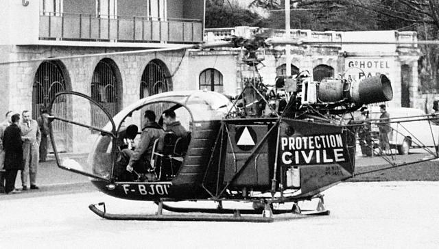 Alouette 2 F-BJOI Protection civile posée devant l'Hôtel du Parc à Evian (Equipage Gabriel Montmasson, MSS et Jean-Louis Lumpert, pilote à confirmer), le en 1961 à Evian - Photo DR