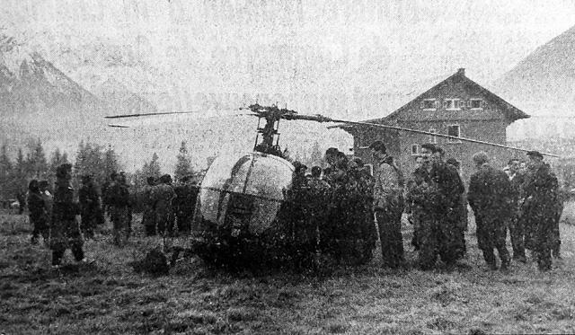 L'Alouette 2 F-MJAW Gendarmerie endommagée de retour à Chamonix (sur un terrain du quartier des Mouilles), le 13 décembre 1961 - Photo DL