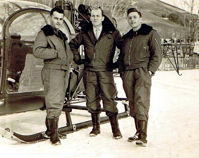 De gauche à droite : Raymond Berthier, Jean Toustou (Moniteur) et Monnier au stage ALAT à Barcelonnette posent devant l'Alouette 2 F-MJS_ Gendarmerie durant l'hiver 1957-58 - Photo DR