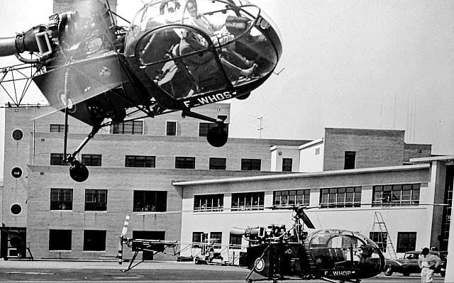 Alouette 2 F-WHOS en vol et F-WHOP au sol US Tour le 17 avril 1957 - Photo DR Sud Aviation