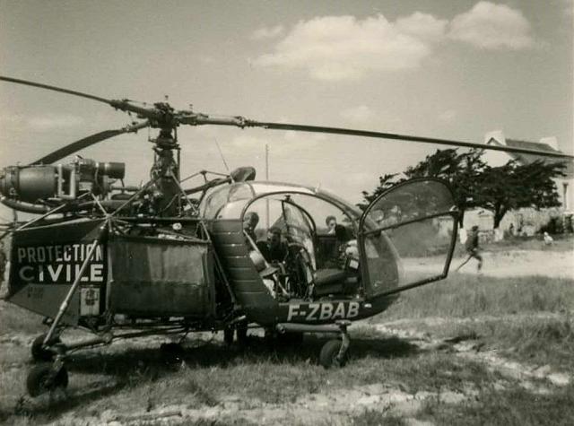 Posée sur un plage, l'Alouette 2 F-ZBAB de la Protection civile, version équipée roues (vers 1962 ou 63) - Photo DR spotting.web